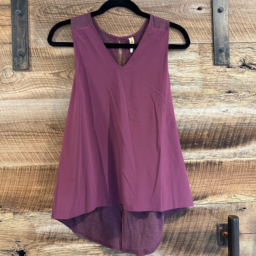 GUC Lucy - RARE! - Key hole split back tank top Size L